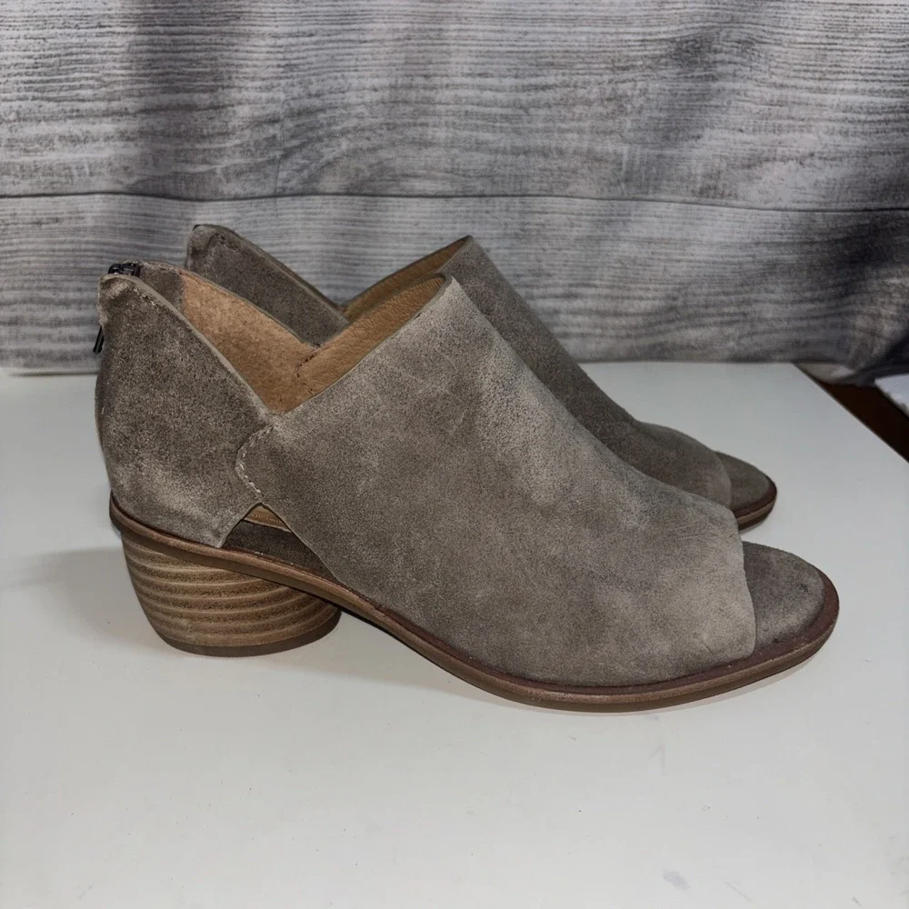 Sofft Women's 7.5 Carleigh Shootie Light Gray/ Beige Greige